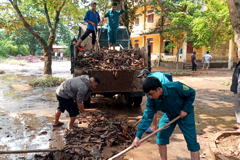 Lực lượng vũ trang Thị xã Hương Trà tích cực hỗ trợ khắc phục hậu quả sau mưa lũ